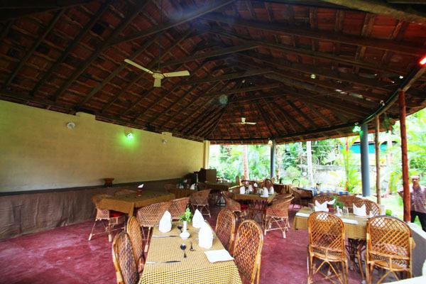 Dining in Deshadan Cliff And Beach Resort, Varkala