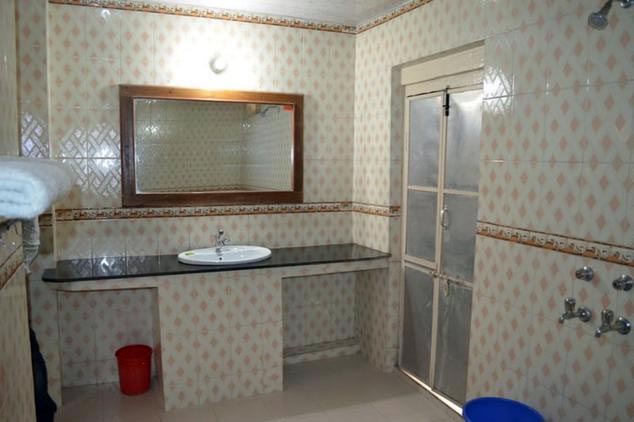 bathroom-Elphinstone-Hotel-Nainital