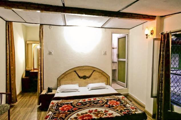 deluxe-Elphinstone-Hotel-Nainital