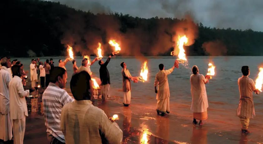 Aarti-Glasshouse-On-The-Ganges,-Rishikesh