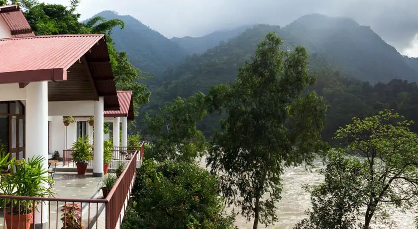 Hotel-Glasshouse-On-The-Ganges,-Rishikesh