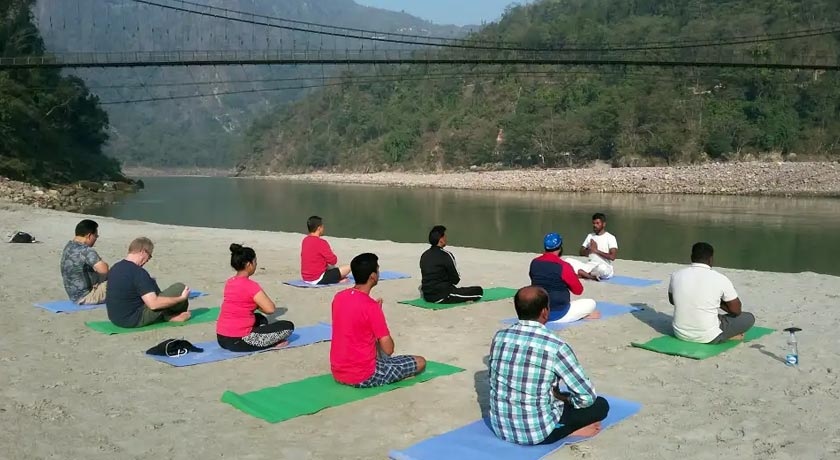 Yoga-Glasshouse-On-The-Ganges,-Rishikesh