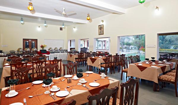 Dining in Hotel Alwar Bagh