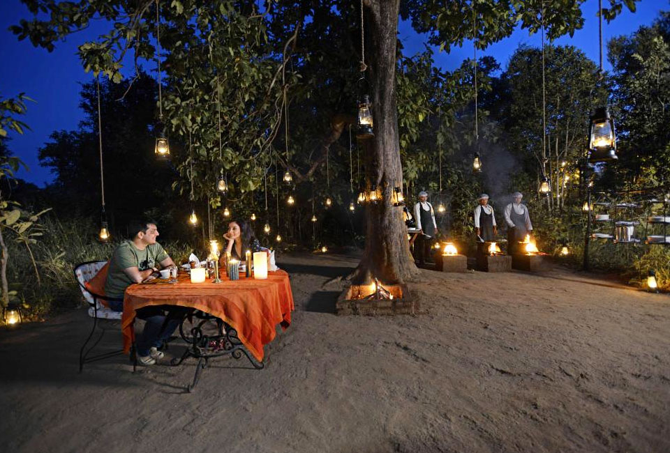 kanha-earth-lodge-candle-light-dinner