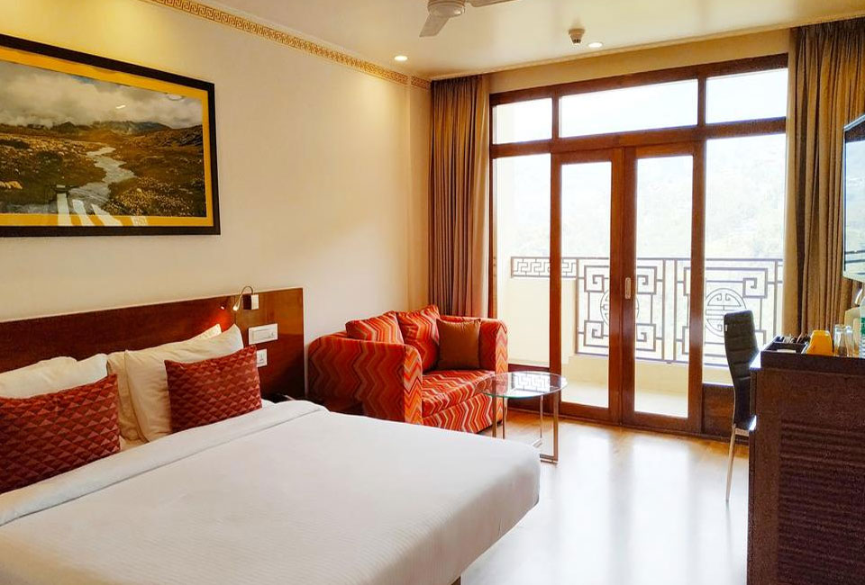 lemon-tree-hotel-gangtok-luxury-room