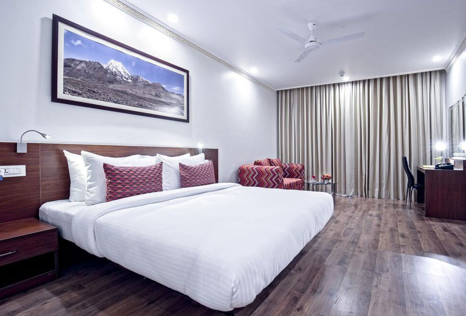 lemon-tree-hotel-gangtok-bed-room