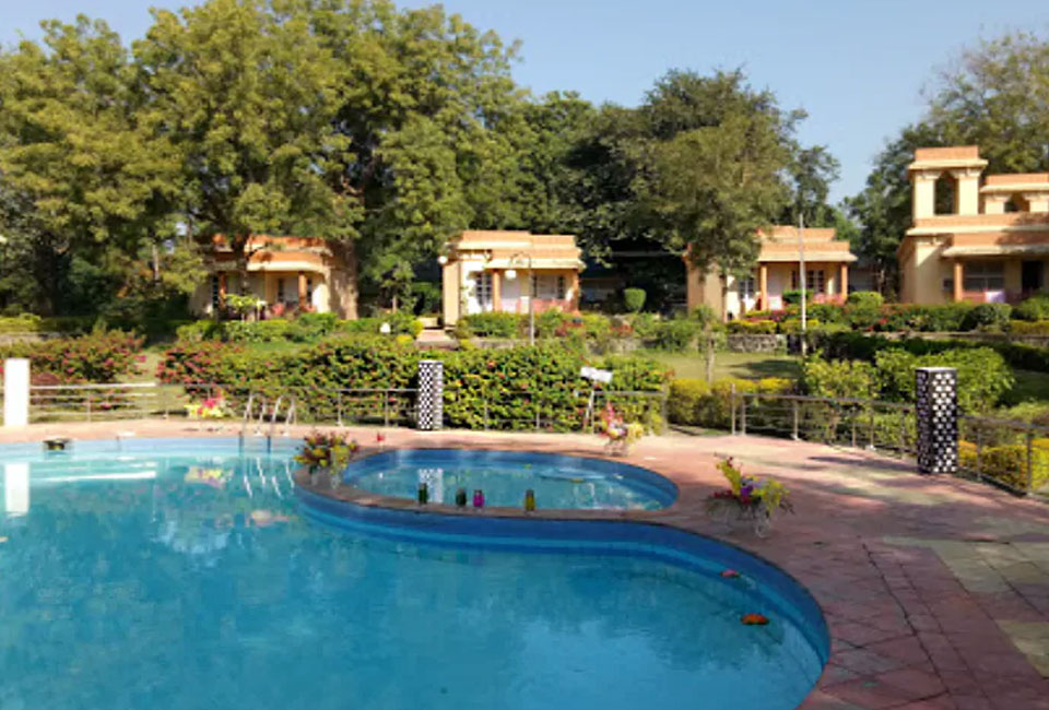 narmada-resort-maheshwar-swim-pool