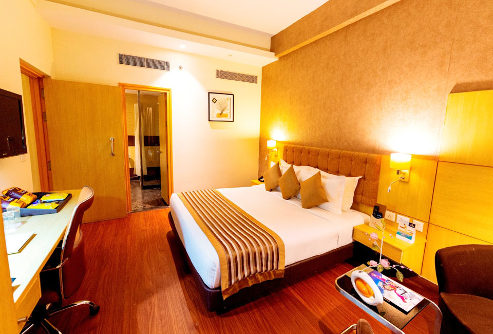 hotel-ramada-neemrana-bed-room