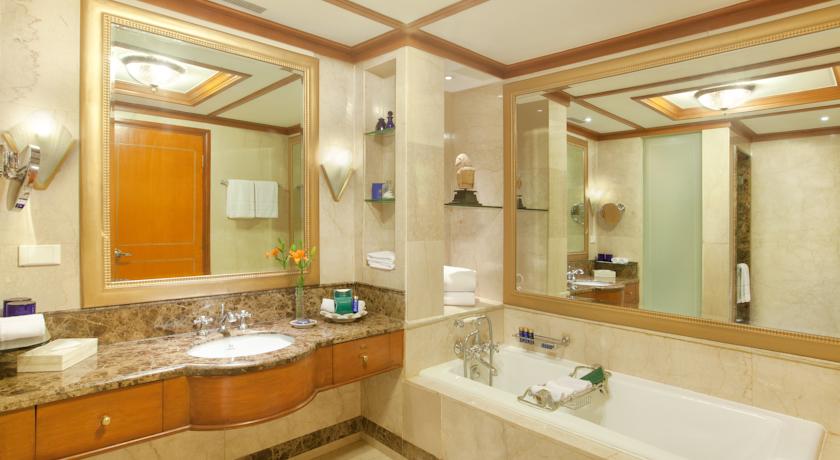 Bathroom in Wildflower Hall Mashobra